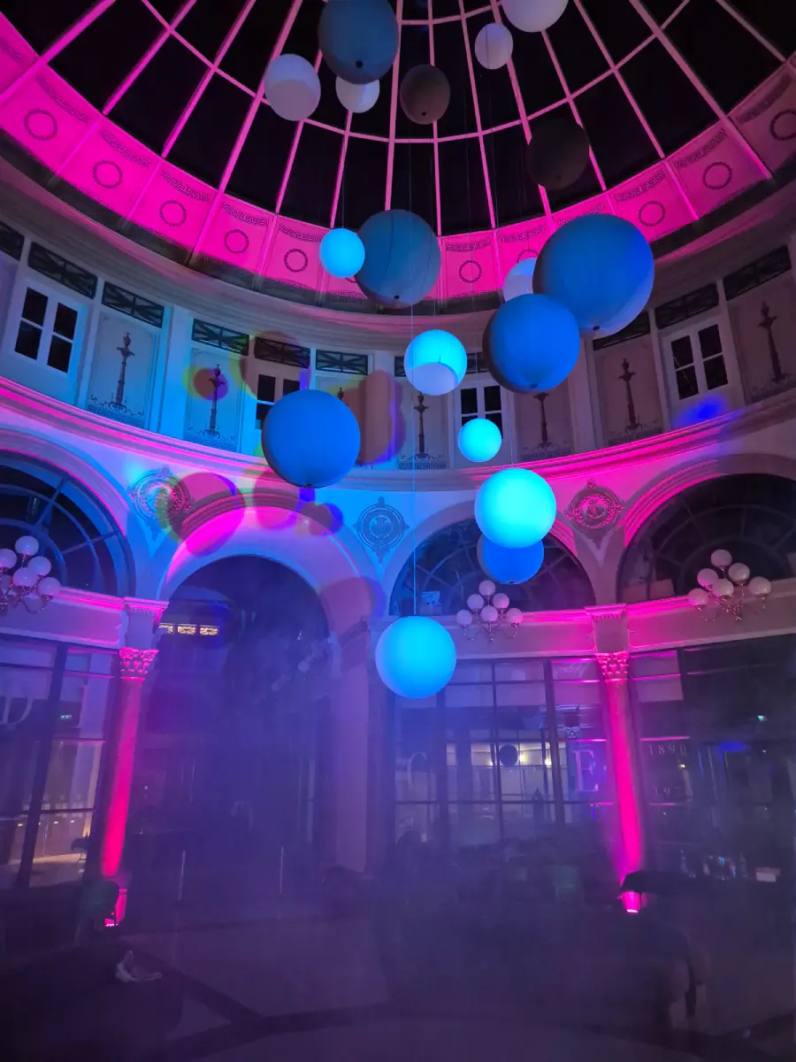 Plafond avec des lumières colorées et des sphères