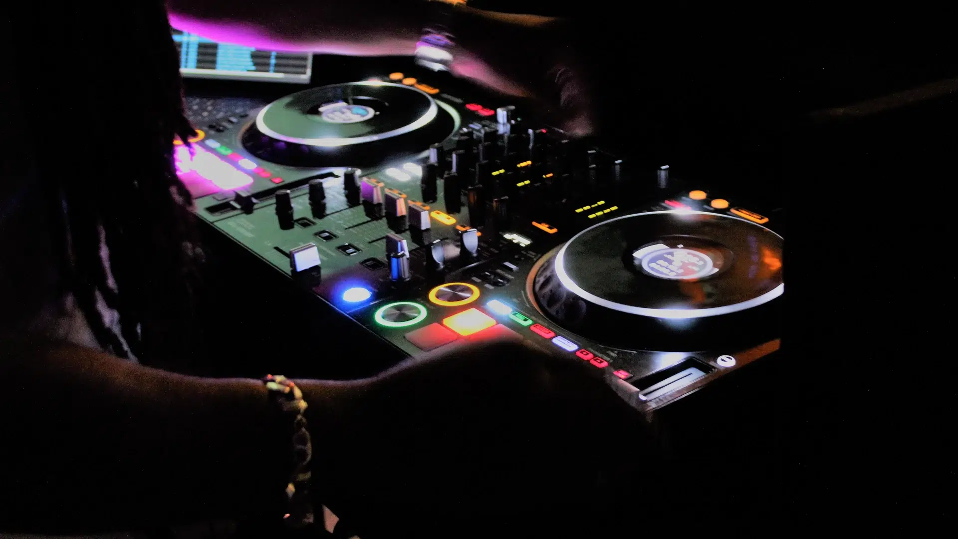 DJ mixant sur une console lumineuse