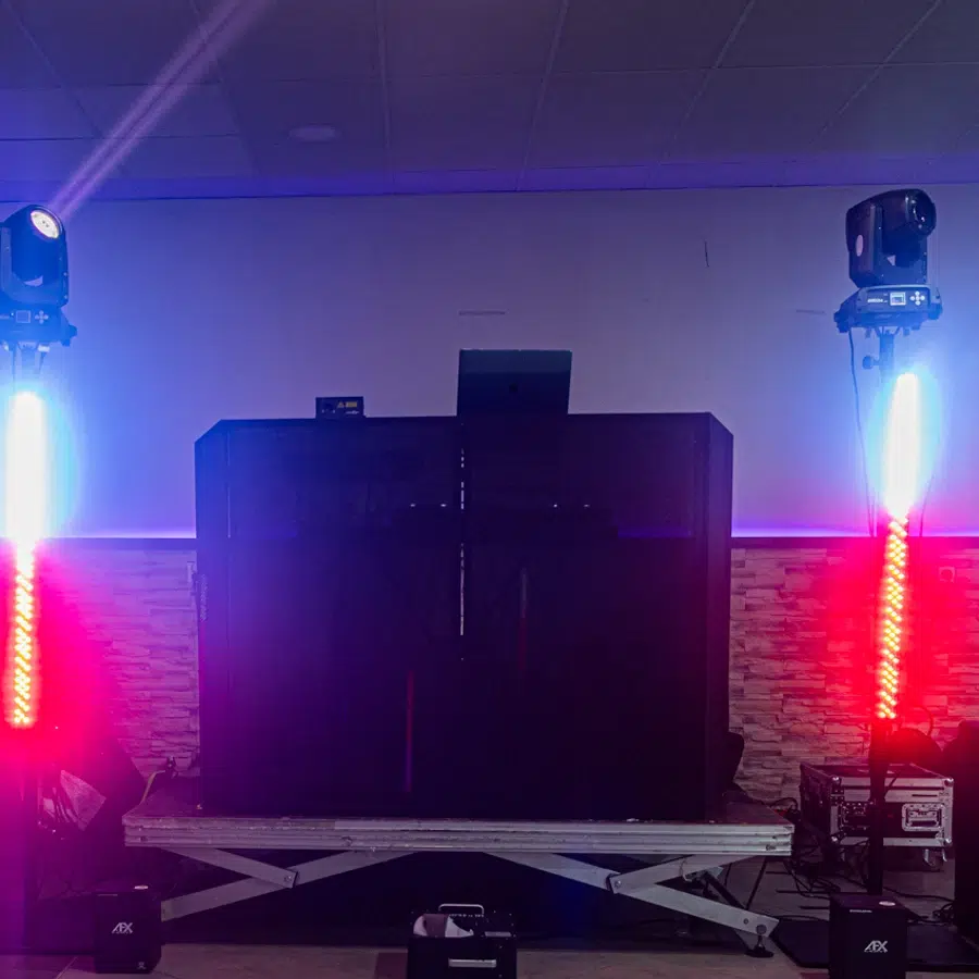Équipement DJ avec éclairage LED coloré