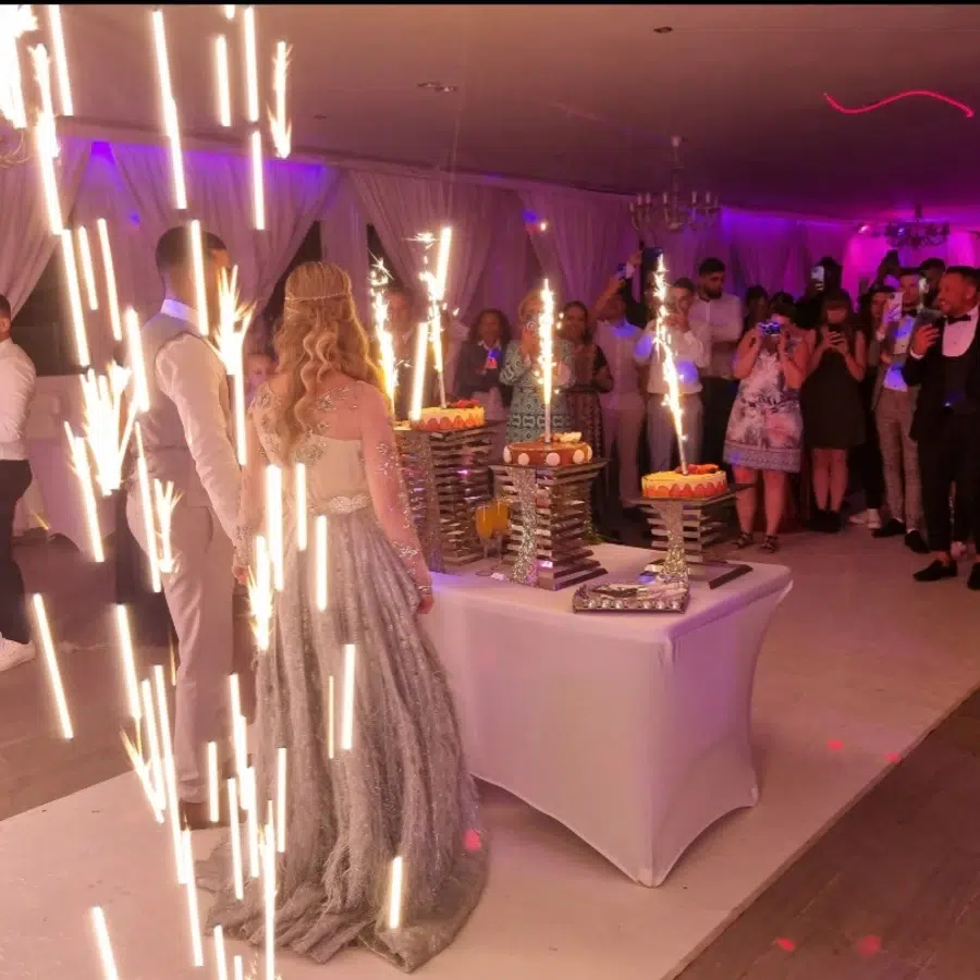 Mariage avec fontaines lumineuses et gâteau