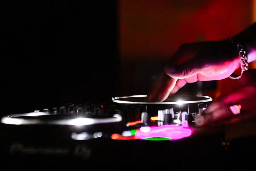 Main de DJ sur une platine lumineuse